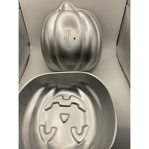 Vintage 1995 Wilton Baking Halloween Pumpkin Jack O Lantern Stand 3D Cake Pan - Picture 8 of 9